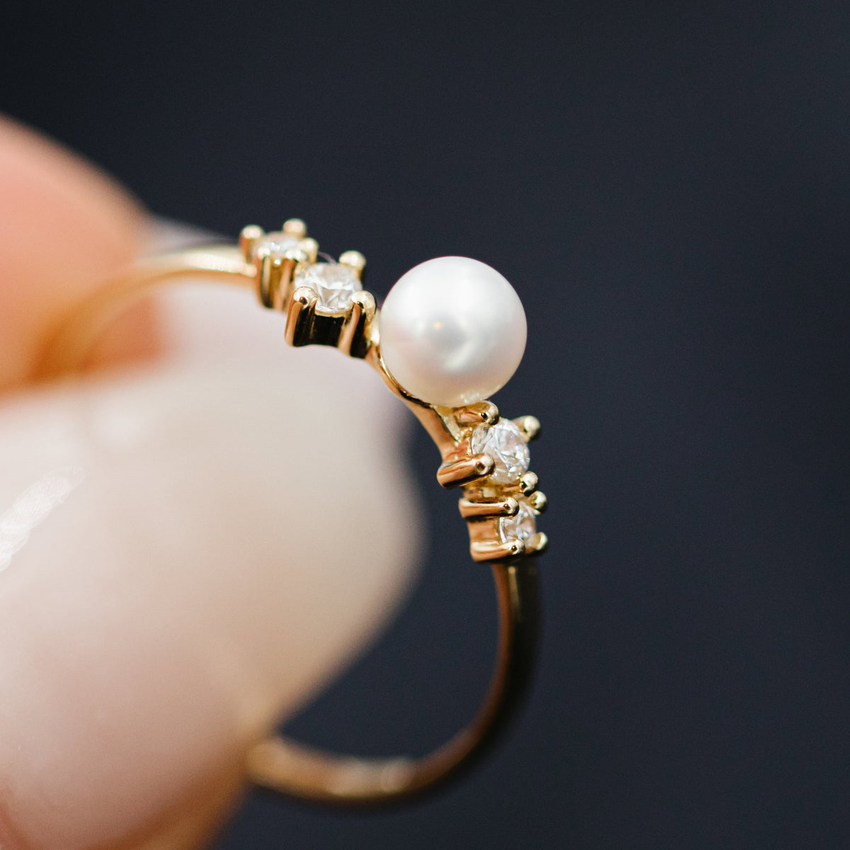 Ring i 585 gult gull med ferskvannsperle og zirkonia 4,3 mm, bilde 3 av 4