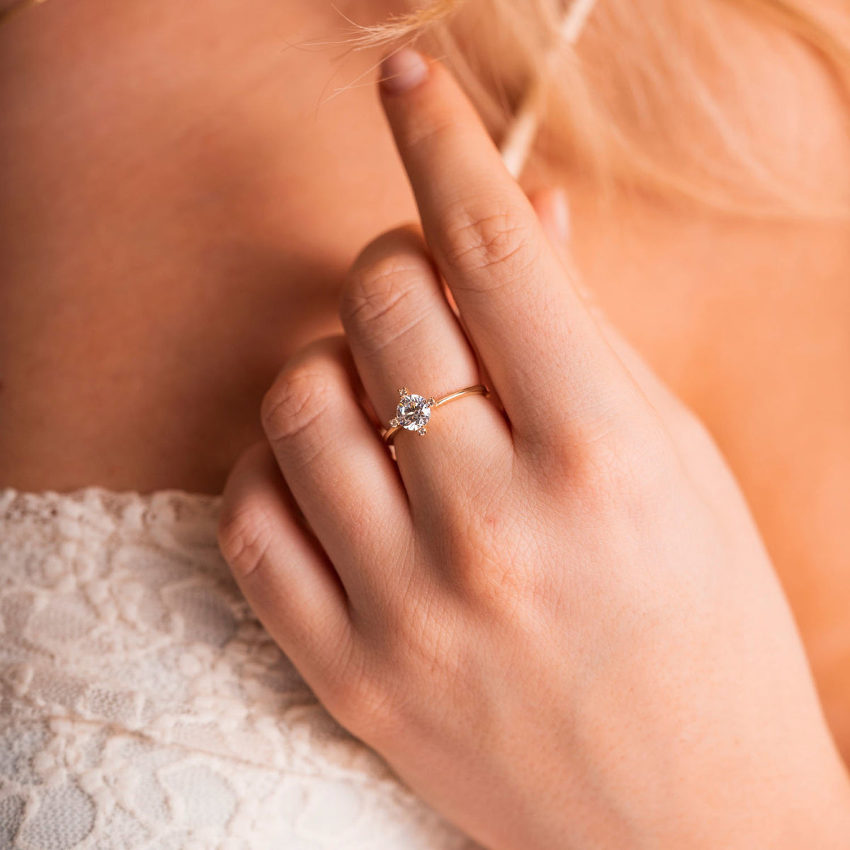 Ring i 585 gult gull med zirkonia, 1,8 mm bred, bilde 2 av 3