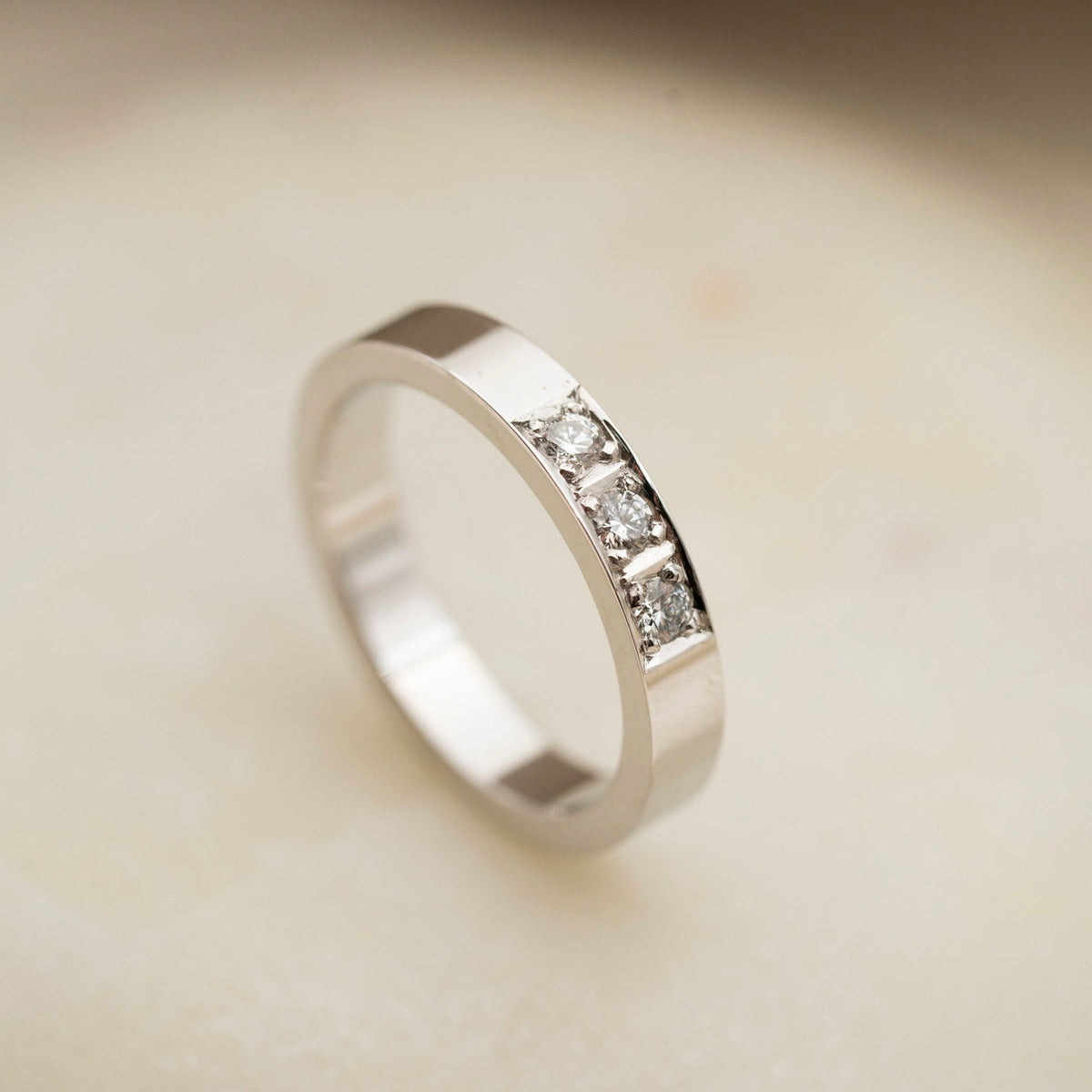 Delta ring i 14 karat hvitt gull med diamant 0,15 ct, 3,5 mm, bilde 2 av 3