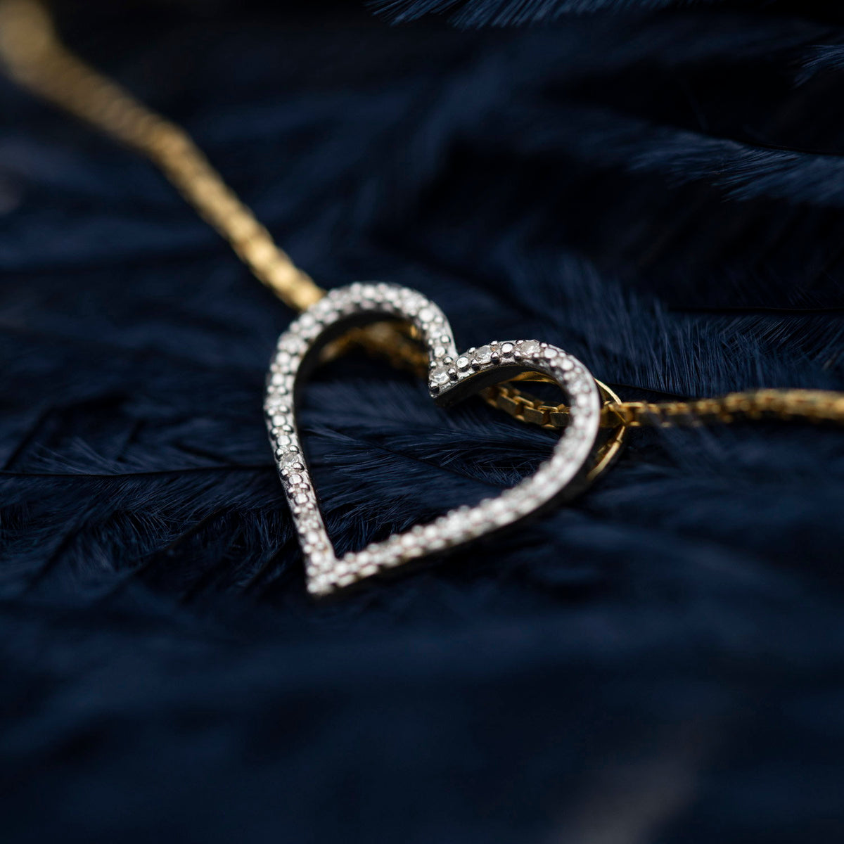 Anheng i rhodinert 14 karat gull med diamant 0,045 ct, bilde 3 av 3