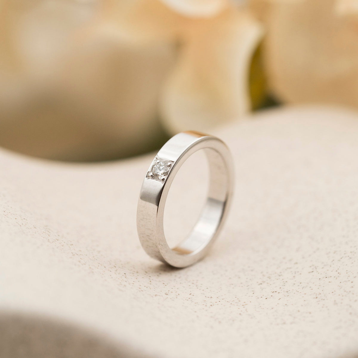 Delta alliansering til dame i 585 hvitt gull med diamant 0,10 ct TW/SI, 4 mm, str. 48-62