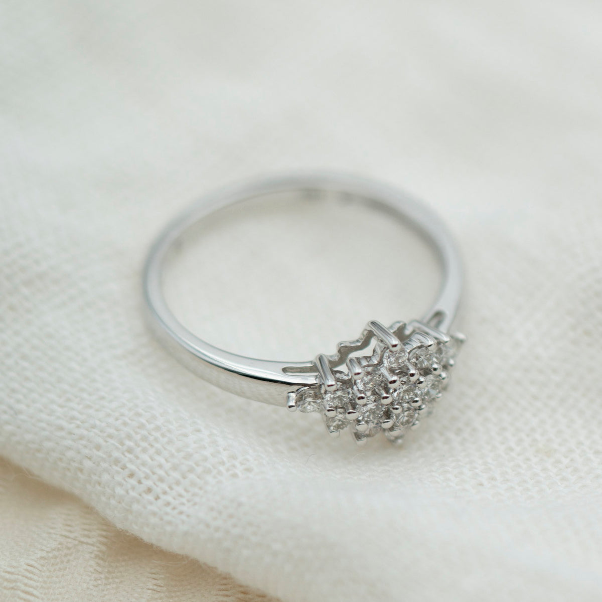 Ring i 585 hvitt gull med diamanter 0,33 ct, rosett 8,5 mm, bilde 2 av 3