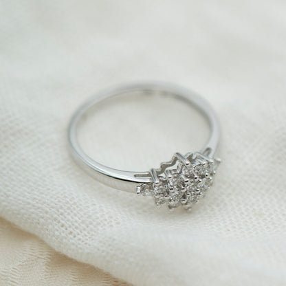 Ring i 585 hvitt gull med diamanter 0,33 ct, rosett 8,5 mm, bilde 2 av 3