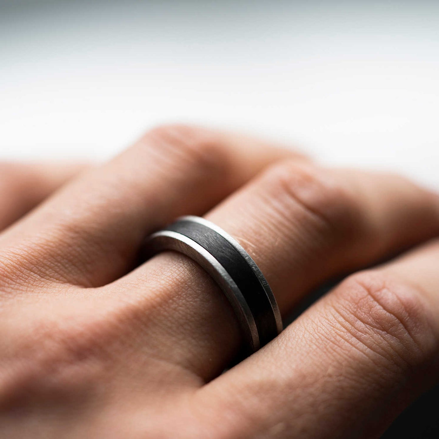 RING I STÅL MED CARBON SORT 972201