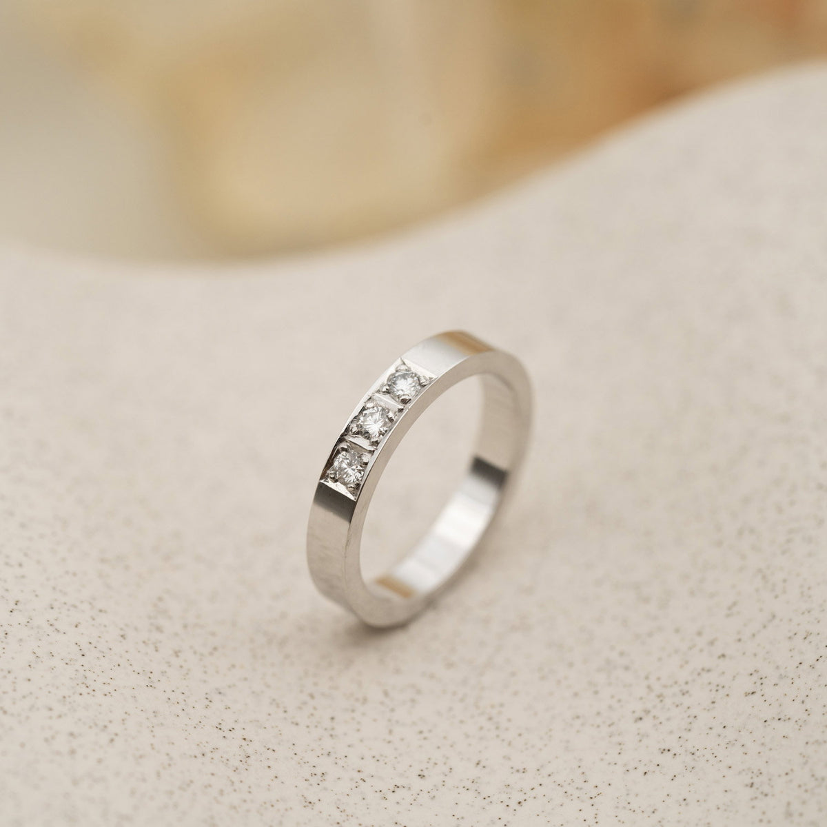 Delta ring i 14 karat hvitt gull med diamant 0,15 ct, bilde 3 av 3