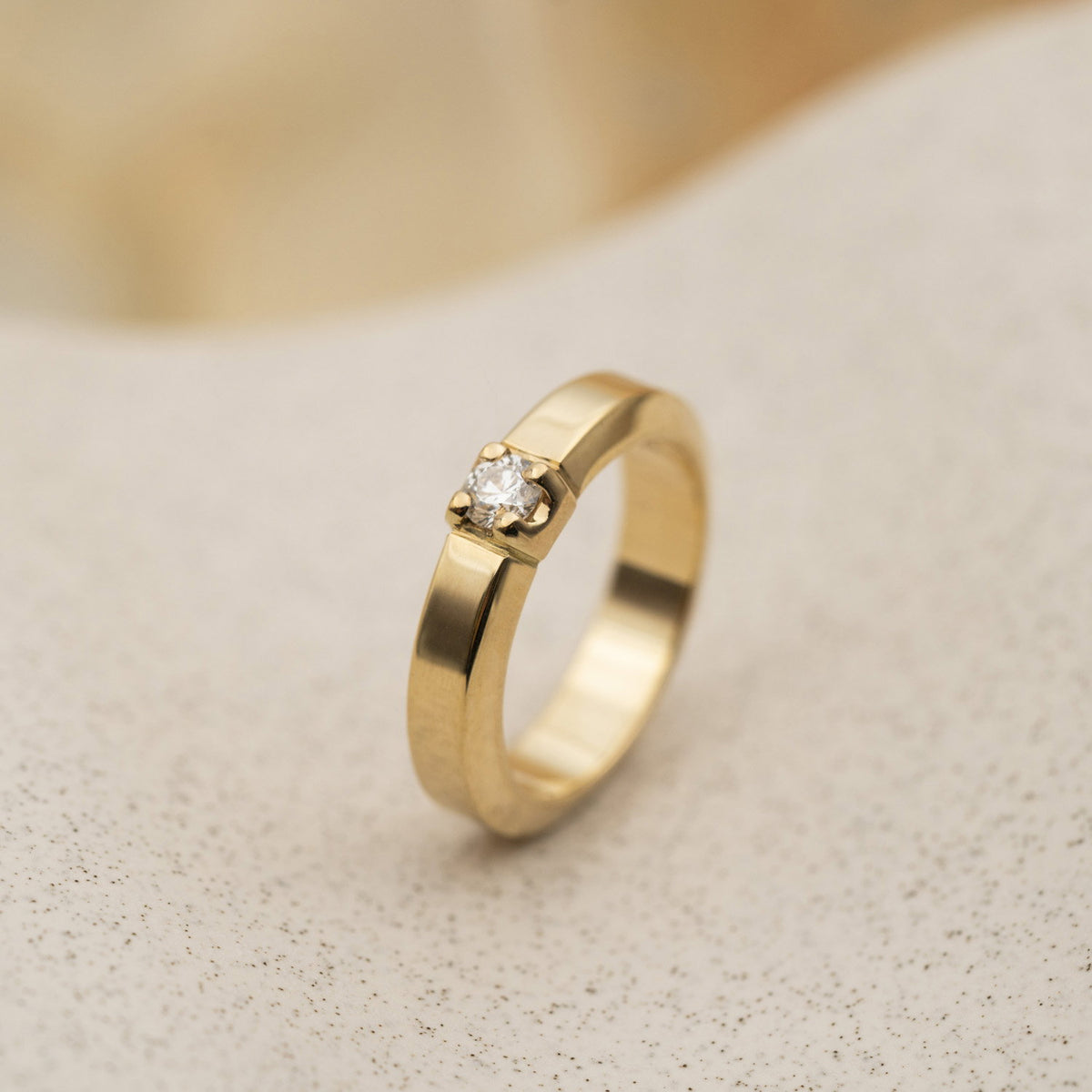Sigma alliansering i 14 karat gult gull med diamant 0,20 ct, bilde 2 av 4
