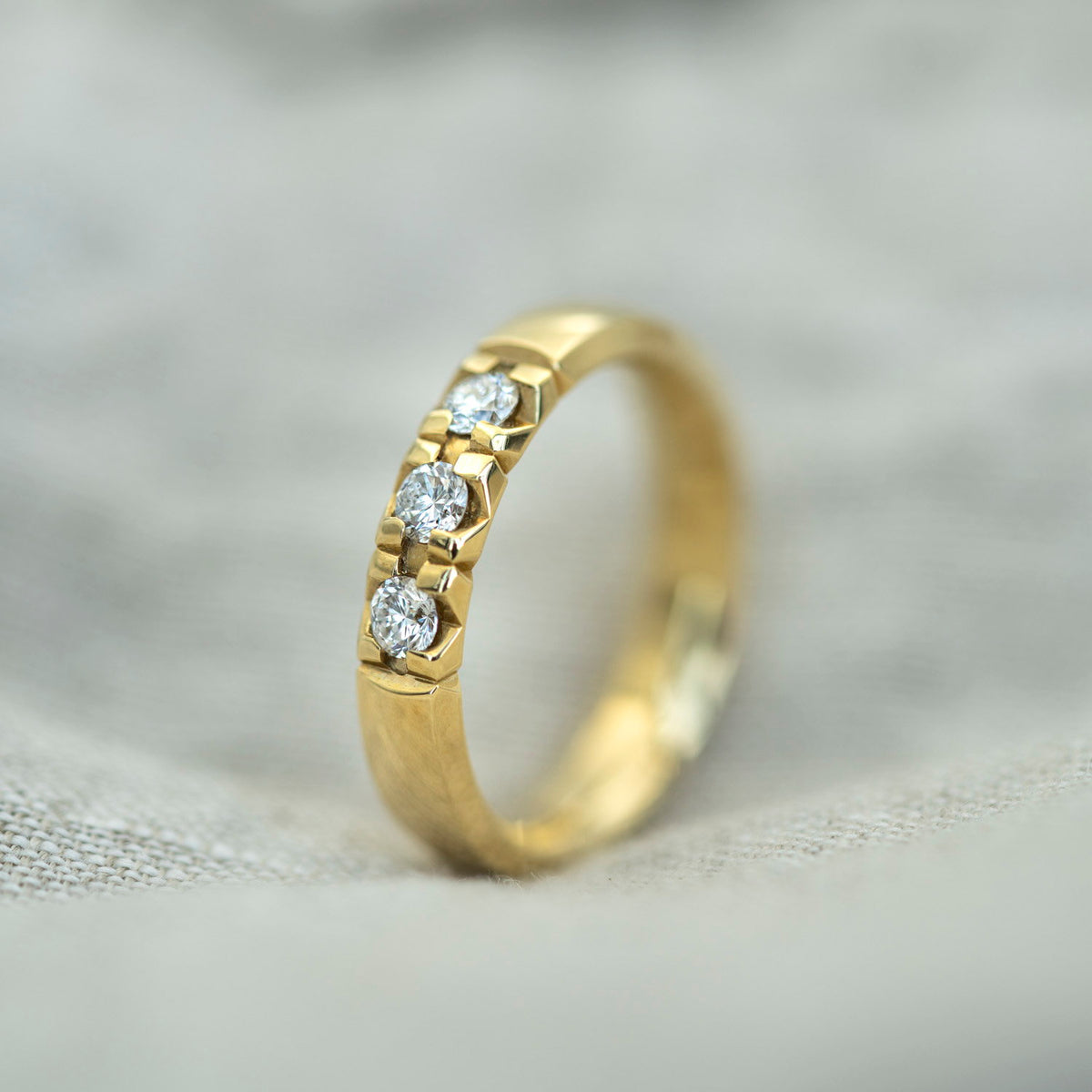 Beta ring i 14 karat gult gull med diamant 0,09 ct, bilde 3 av 3