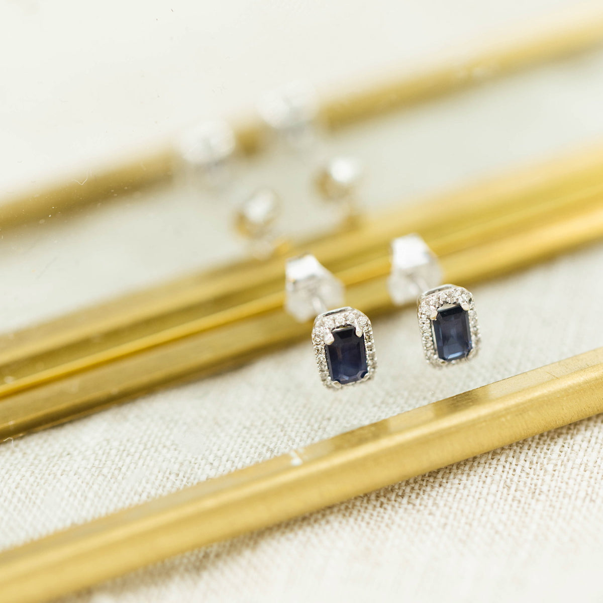 Øredobber i hvitt gull med diamant 0,07 ct og safir, bilde 4 av 4