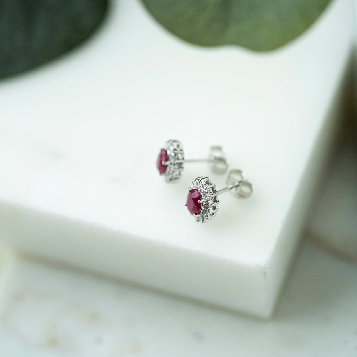 Øredobber i 14 karat hvitt gull med diamant og rubin 0,28 ct, bilde 4 av 4