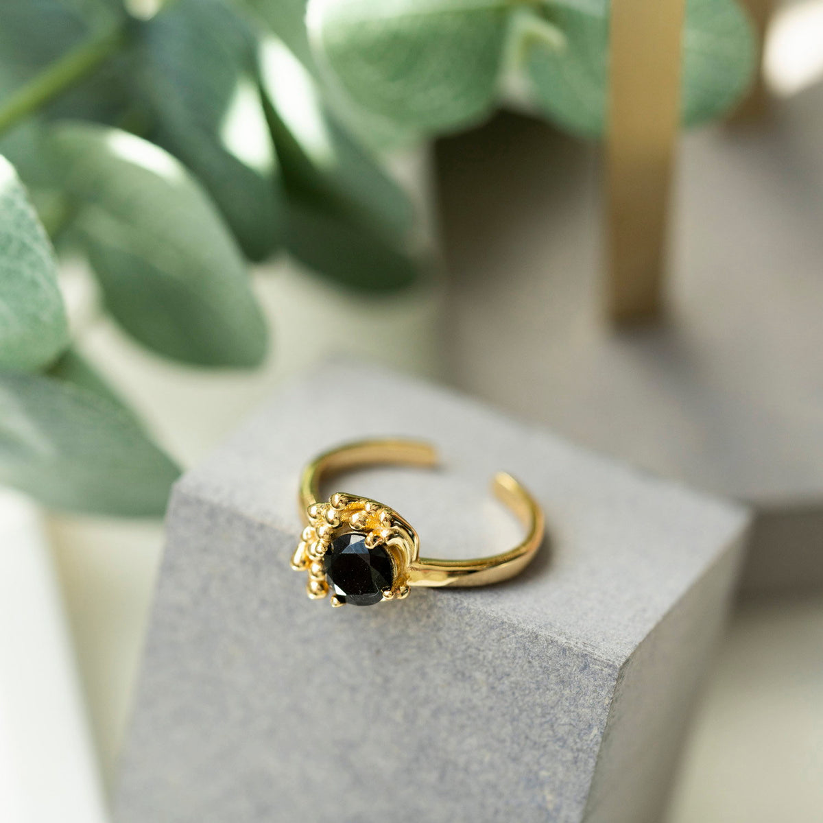 Shapes Halo ring i forgylt 925 sølv med sort zirkonia 10 mm, bilde 4 av 4