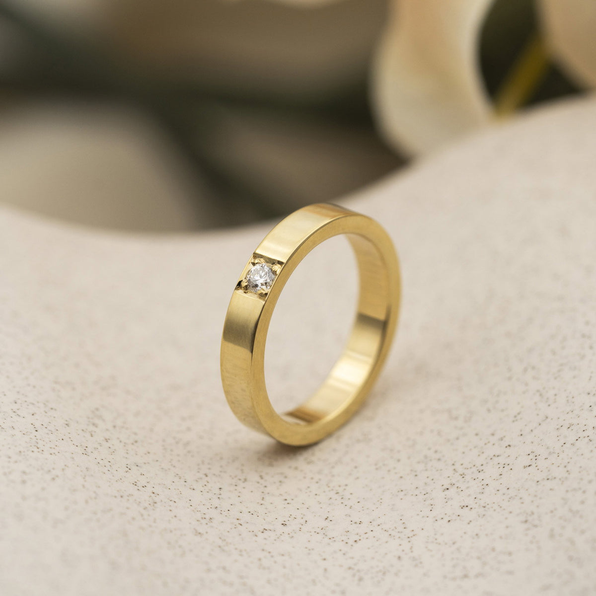 Delta ring i 14 karat gult gull med diamant 0,10 ct, 4 mm, bilde 2 av 3