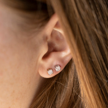 Øredobber i gult gull med diamant 0,15 ct, bilde 2 av 4