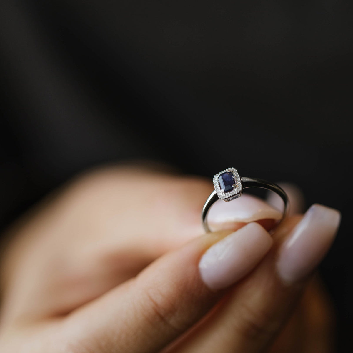Ring i hvitt gull med safir og diamant 0,05 ct, bilde 2 av 4