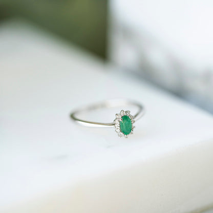 Ring i hvitt gull med smaragd og diamant 7,5 mm, bilde 4 av 4