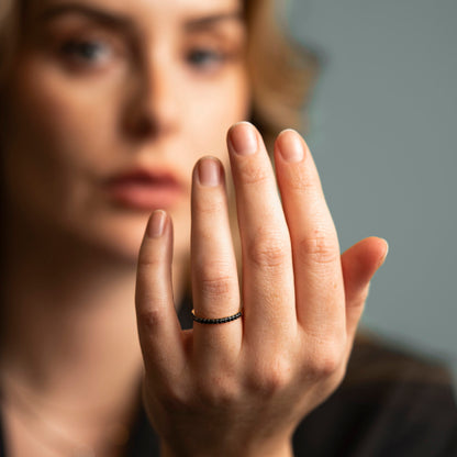 Ring i 14 karat gull med sort diamant 0,27 ct, bredde 2 mm, bilde 2 av 8