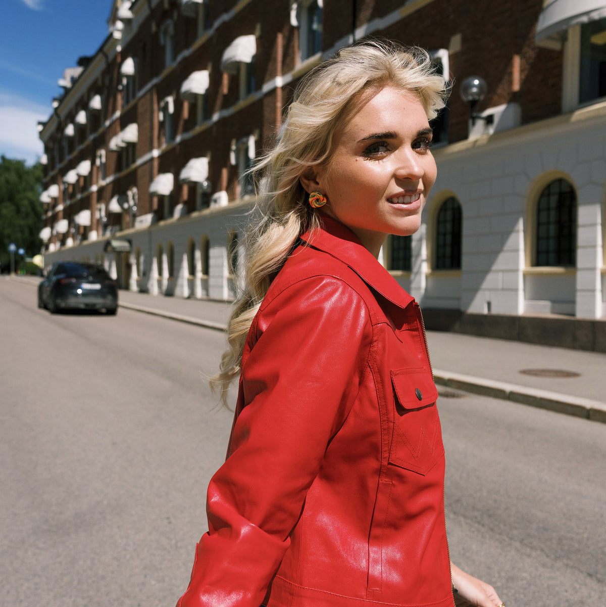 Frida Leonore Kindred øredobber i forgylt stål, 23 mm, bilde 8 av 10
