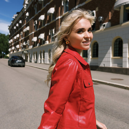 Frida Leonore Kindred øredobber i forgylt stål, 23 mm, bilde 8 av 10