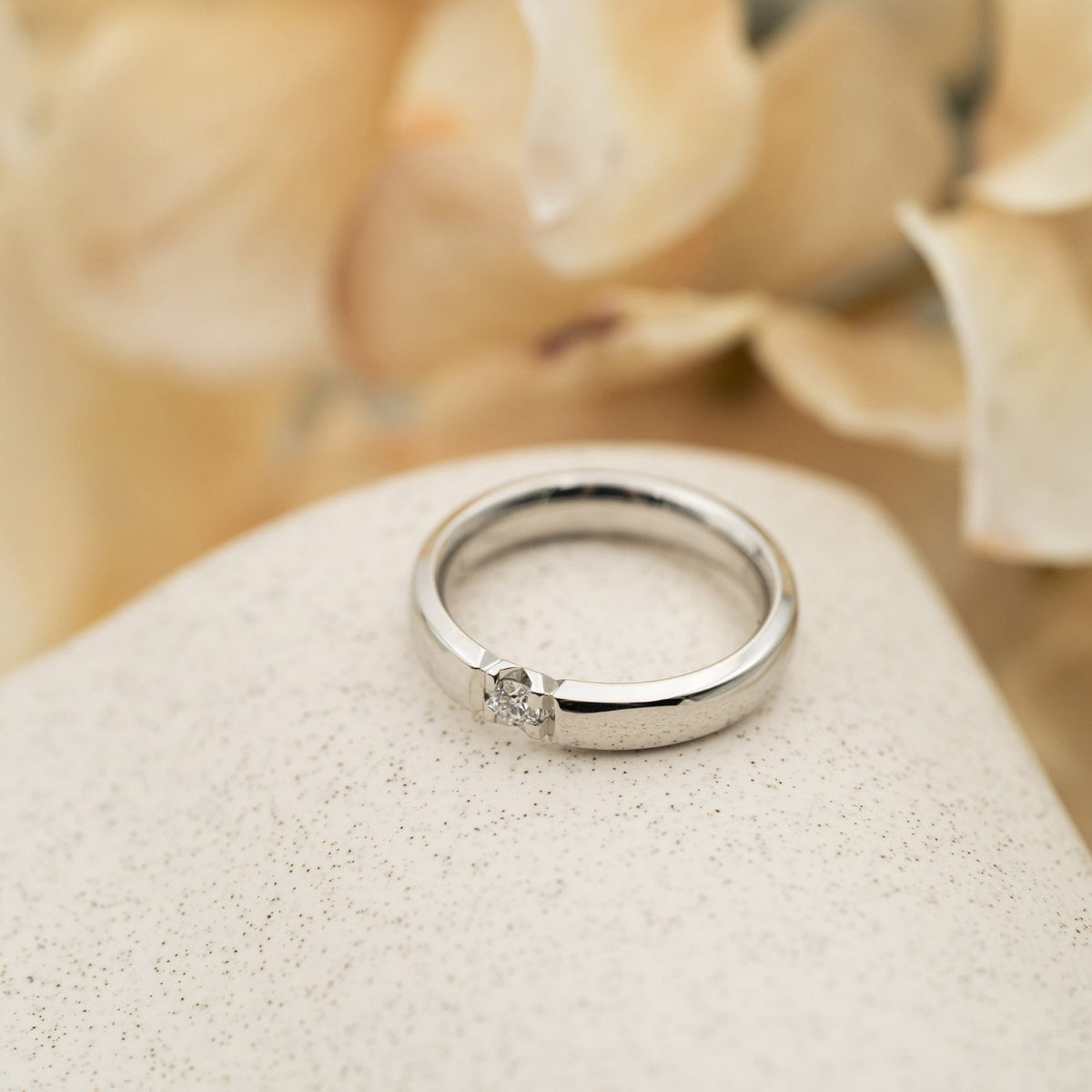 Beta alliansering i 14 karat hvitt gull med diamant 0,10 ct TWSI, bilde 2 av 3