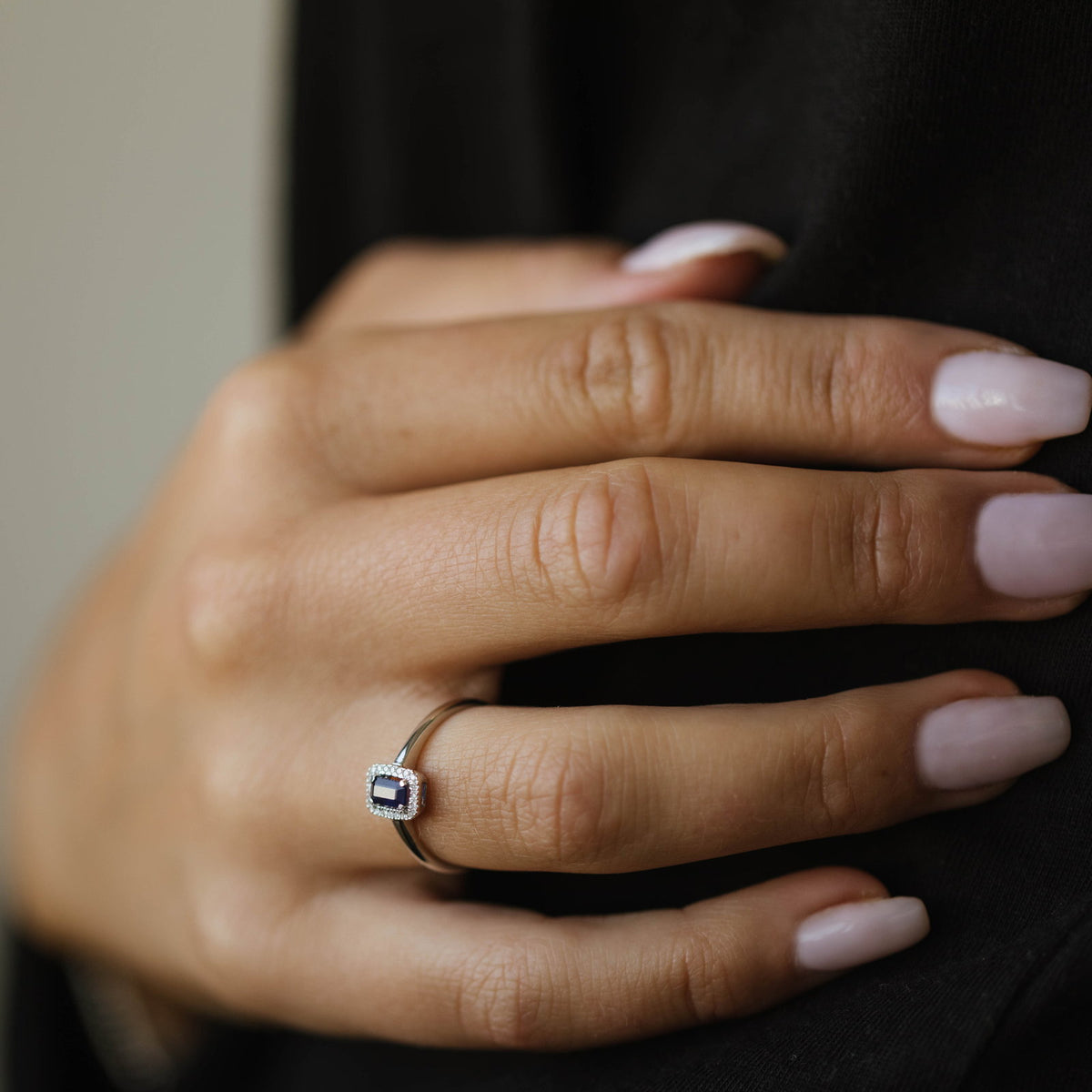 Ring i 14 karat hvitt gull med safir og diamant 0,05 ct, 5,5 mm, bilde 3 av 4