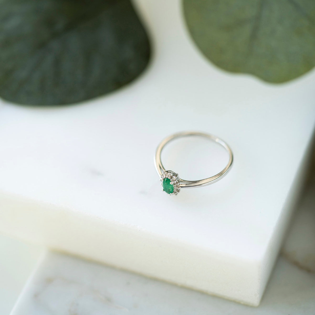 Ring i hvitt gull med smaragd og diamant 7,5 mm, bilde 3 av 4