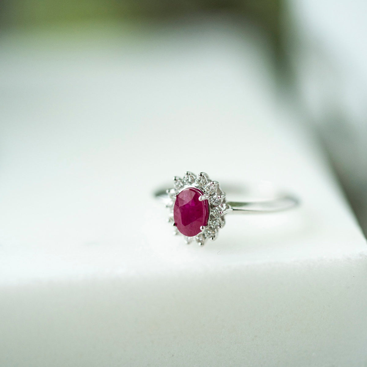 Ring i 14 karat hvitt gull med rubin og diamant 0,14 ct WSI, bilde 4 av 4