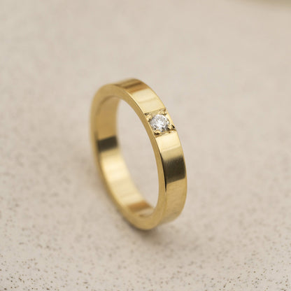 Delta ring i 14 karat gult gull med diamant 0,10 ct, 4 mm, bilde 3 av 3