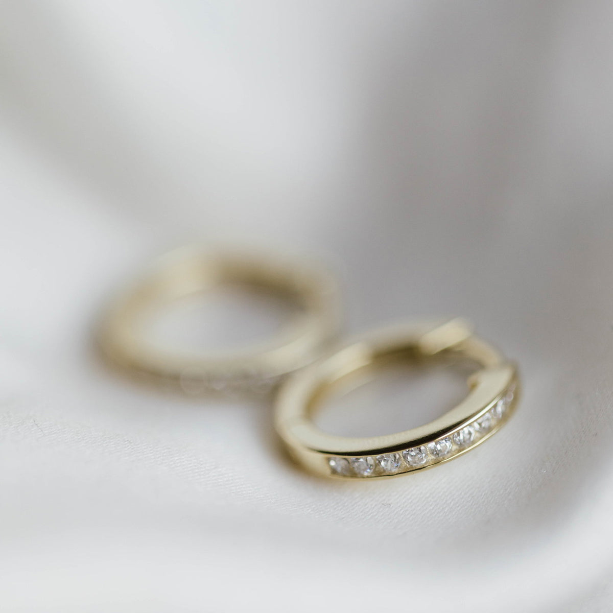 Øredobber i forgylt sølv med zirkonia, 15 x 3 mm, bilde 2 av 3