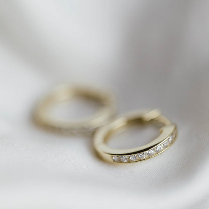 Øredobber i forgylt sølv med zirkonia, 15 x 3 mm, bilde 2 av 3