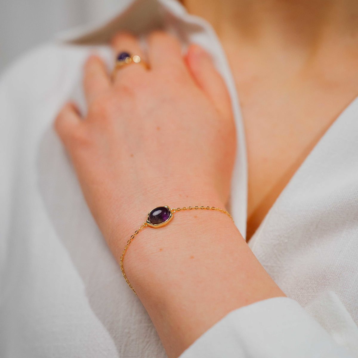 Serenity armbånd i forgylt sølv med ametyst, 10 mm bredt, bilde 2 av 4