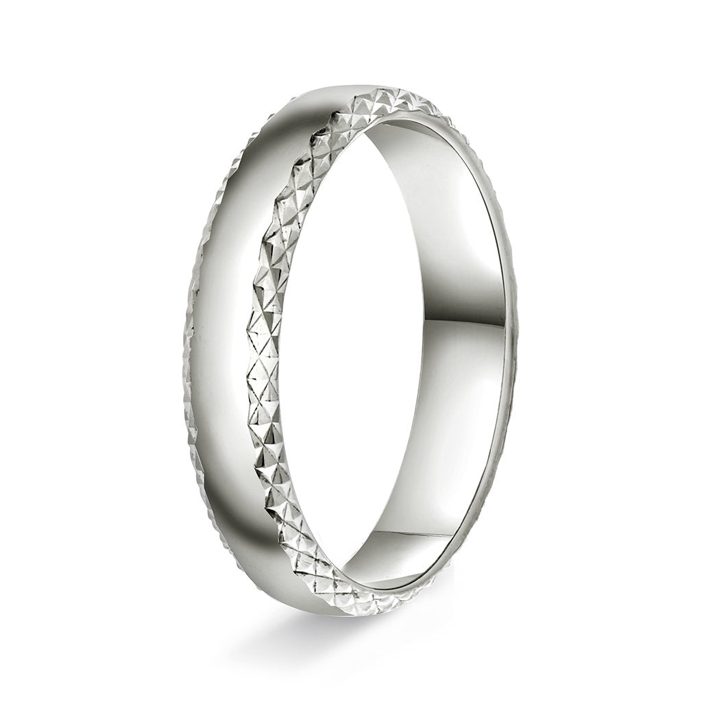 Ring i hvitt gull, flat med mønster 4 mm