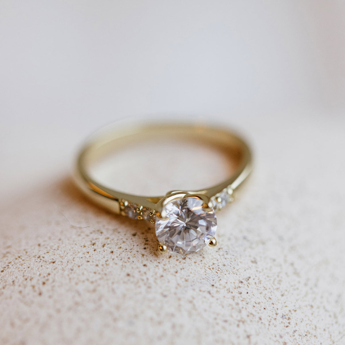 Ring i forgylt sølv med zirkonia, bredde 6,5 mm, bilde 4 av 4