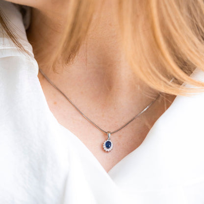 Anheng i 14 karat hvitt gull med safir og diamant 0,14 ct, bilde 2 av 4