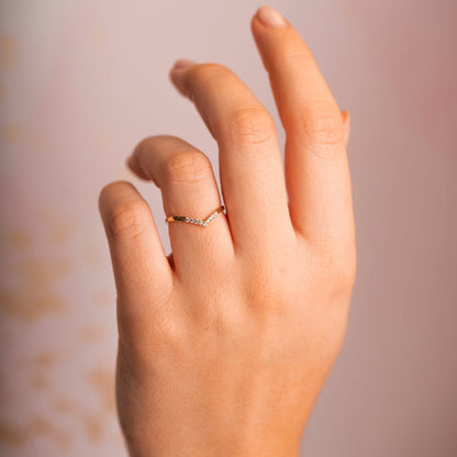 Ring i 14 karat gult gull med zirkonia, 2 mm bred, bilde 2 av 2