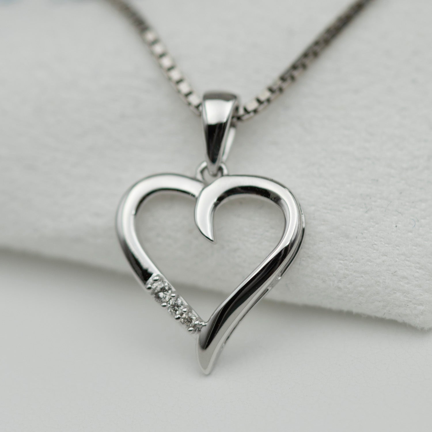 Anheng i gull med diamant 0,03 ct TWSI 1615885 - Bjerveur.noAnheng i gull med diamant 0,03 ct TWSI 1615885