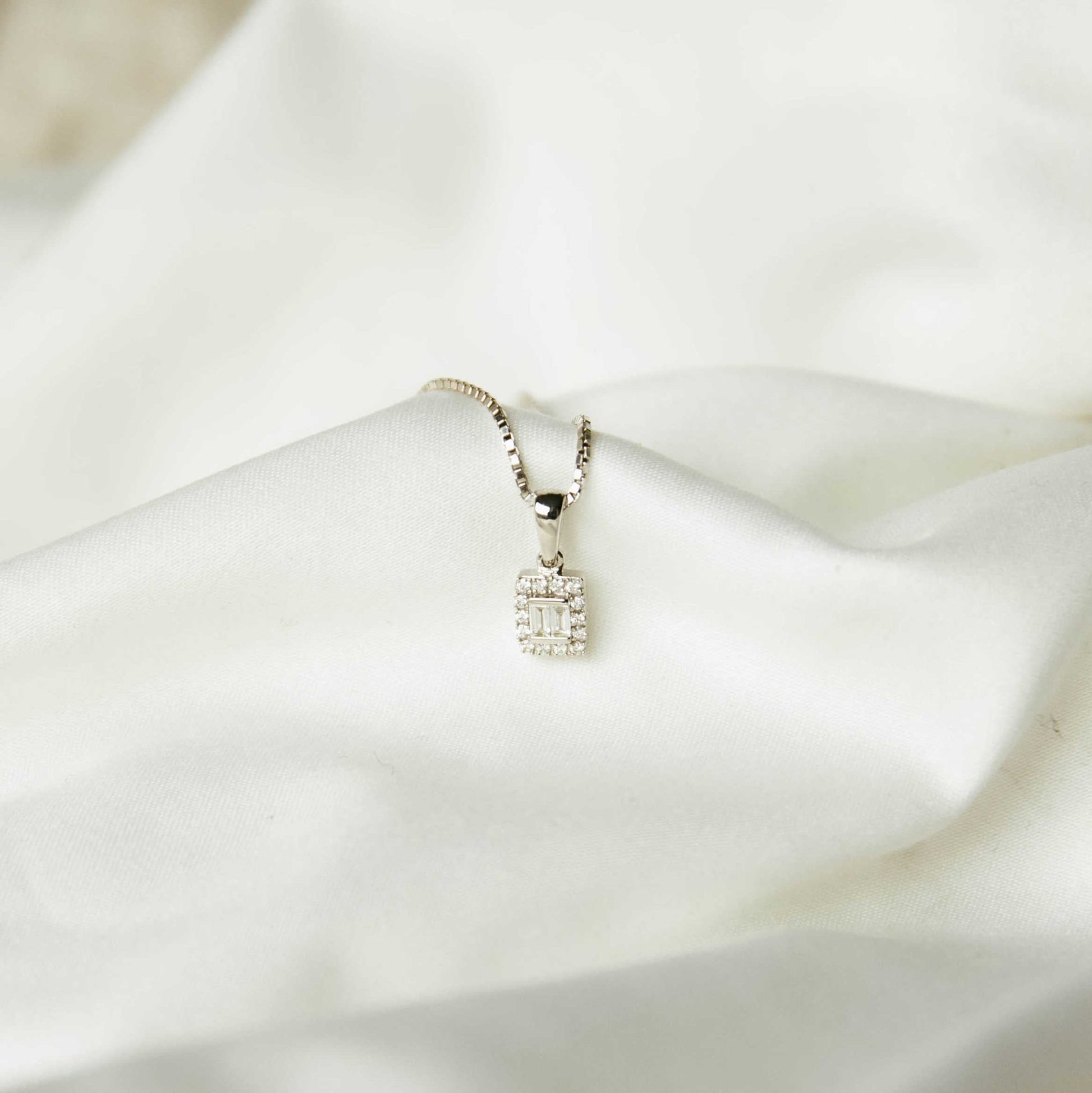 ANHENG I GULL MED DIAMANT 0,15 CT WSI 16150012 - Bjerveur.noANHENG I GULL MED DIAMANT 0,15 CT WSI 16150012