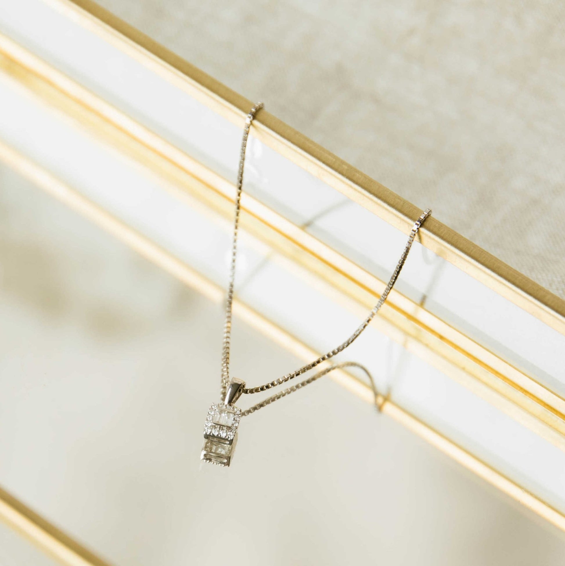 ANHENG I GULL MED DIAMANT 0,15 CT WSI 16150012 - Bjerveur.noANHENG I GULL MED DIAMANT 0,15 CT WSI 16150012