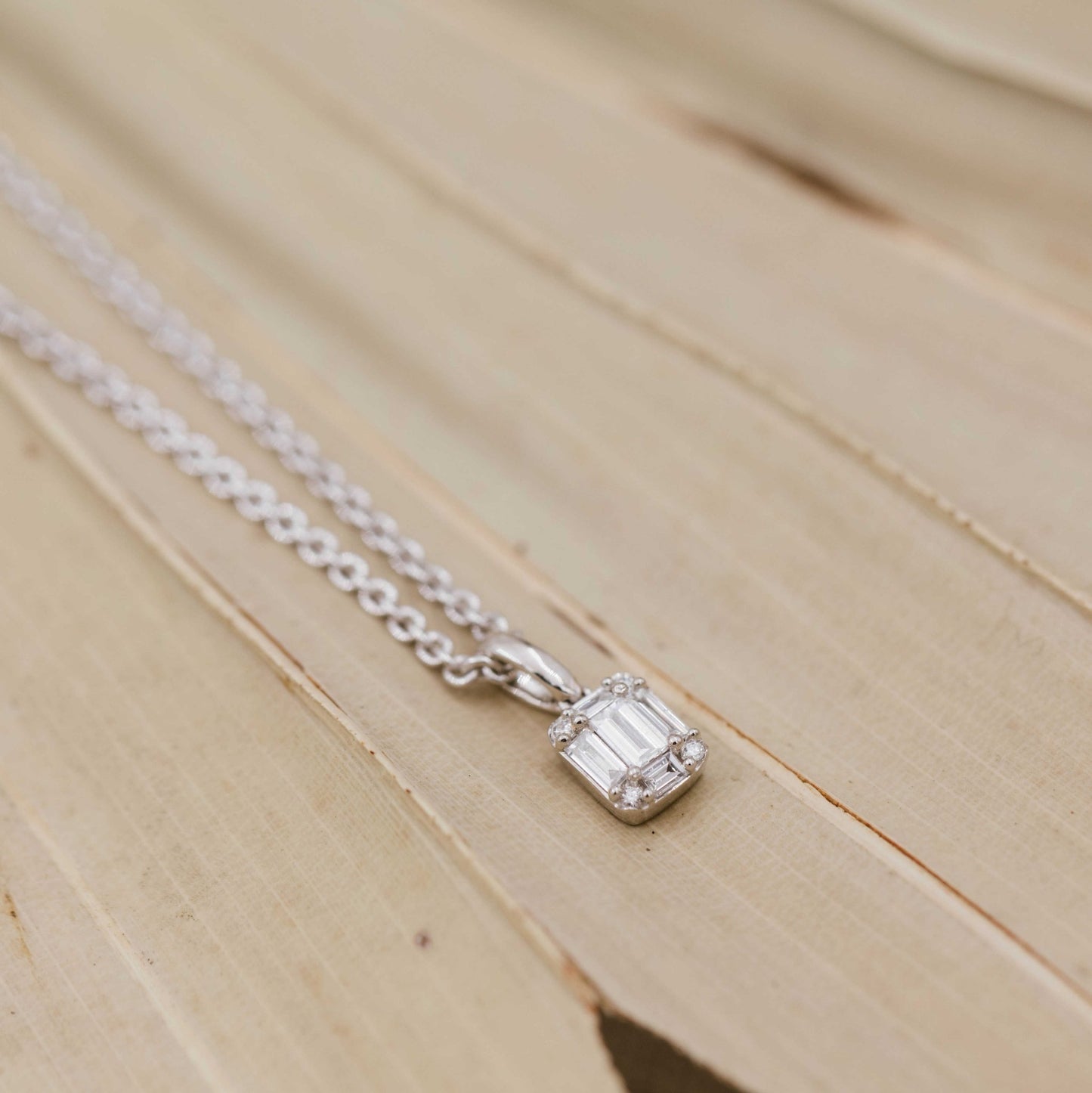 ANHENG I GULL MED DIAMANT 0,17 CT WSI 1616009 - Bjerveur.noANHENG I GULL MED DIAMANT 0,17 CT WSI 1616009