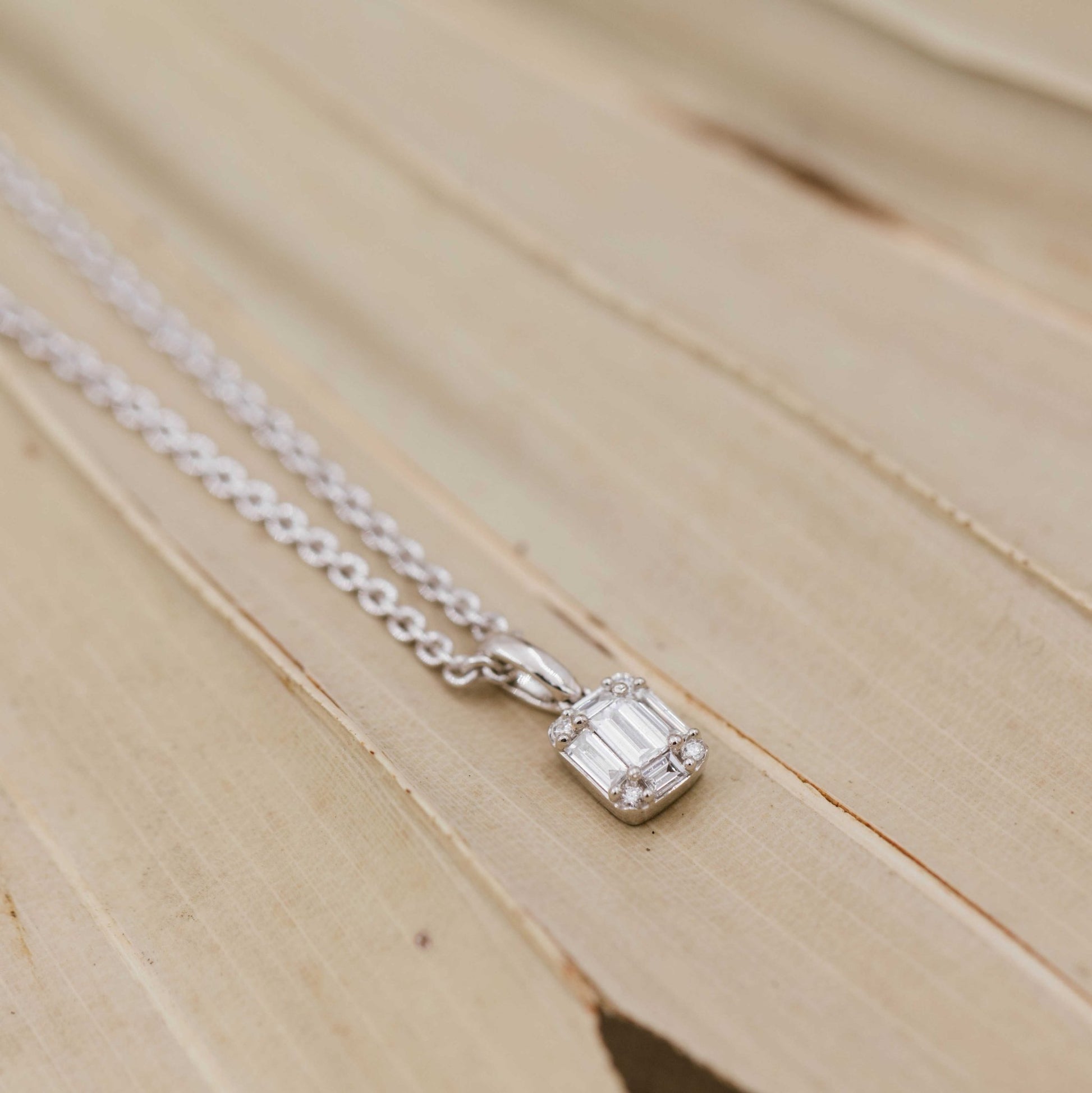 ANHENG I GULL MED DIAMANT 0,17 CT WSI 1616009 - Bjerveur.noANHENG I GULL MED DIAMANT 0,17 CT WSI 1616009