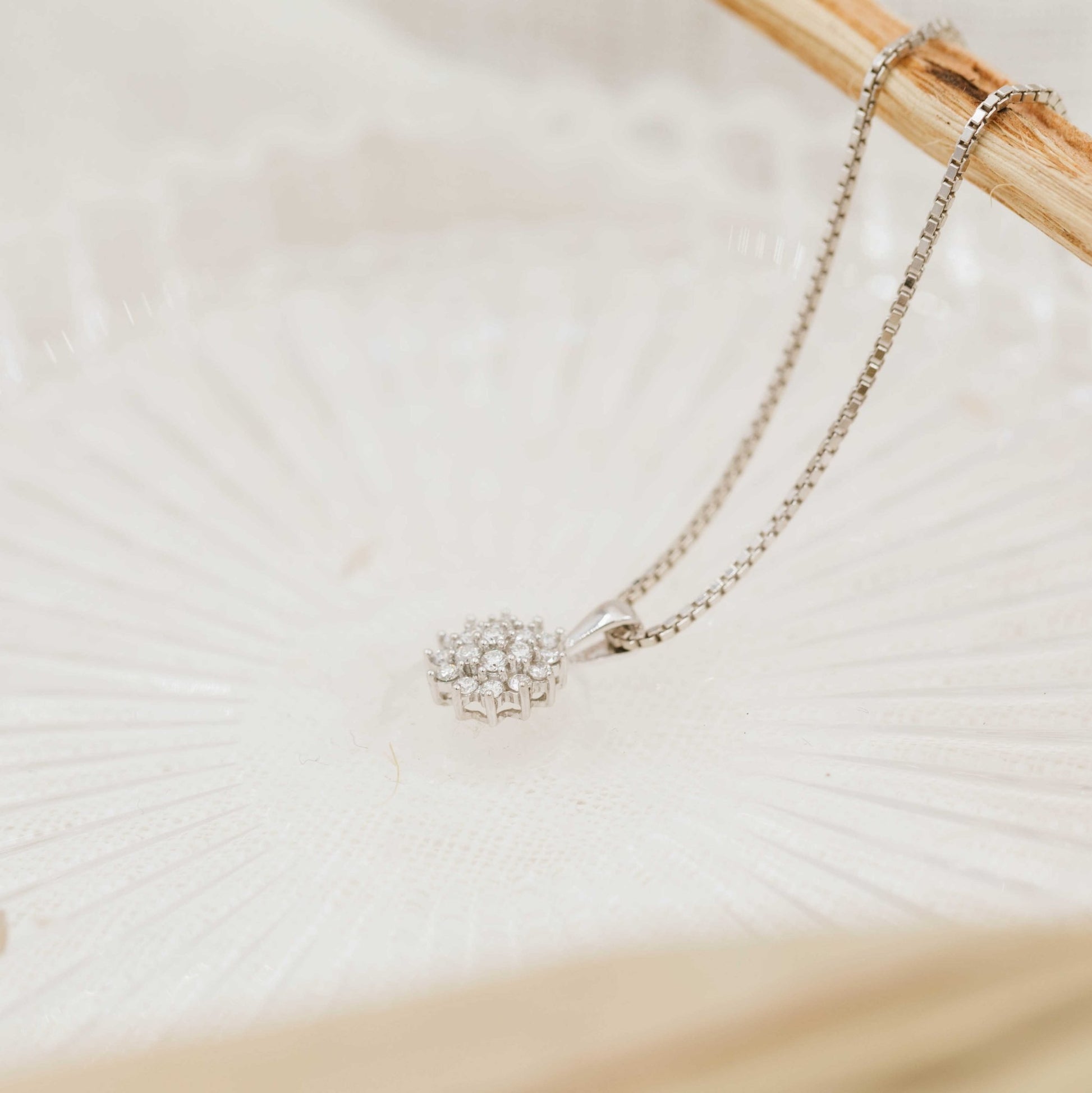 ANHENG I GULL MED DIAMANT 0,26 CT WSI 1615037 - Bjerveur.noANHENG I GULL MED DIAMANT 0,26 CT WSI 1615037