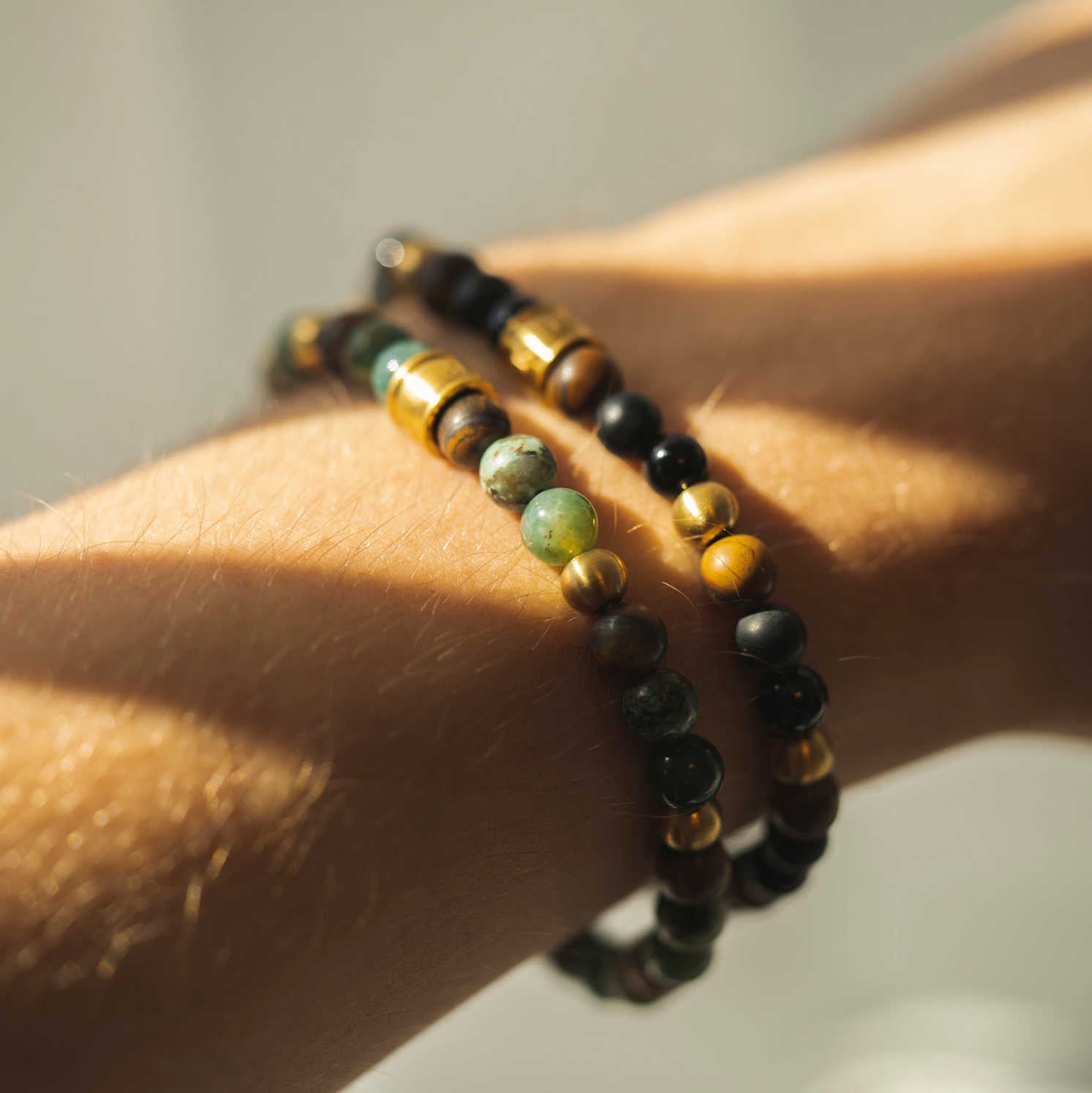 ARMBÅND I STÅL MED AGAT OG TIGERØYE 972509 - Bjerveur.noARMBÅND I STÅL MED AGAT OG TIGERØYE 972509