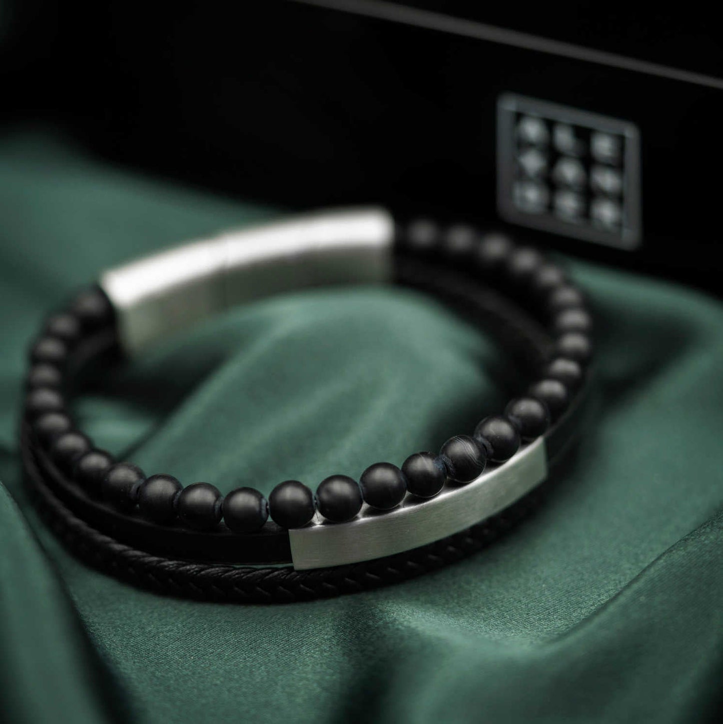 ARMBÅND I STÅL OG SORT SKINN 972512 - Bjerveur.noARMBÅND I STÅL OG SORT SKINN 972512