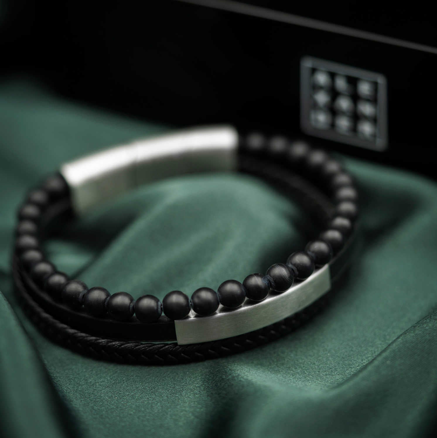 ARMBÅND I STÅL OG SORT SKINN 972512 - Bjerveur.noARMBÅND I STÅL OG SORT SKINN 972512