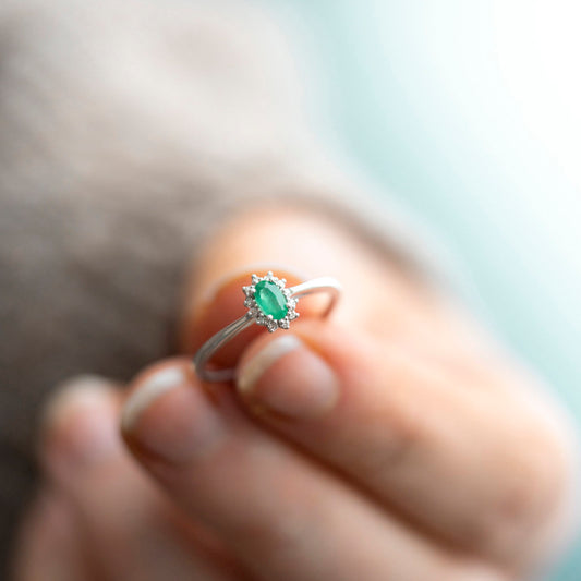 Ring i hvitt gull med smaragd og diamant 7,5 mm, bilde 2 av 4