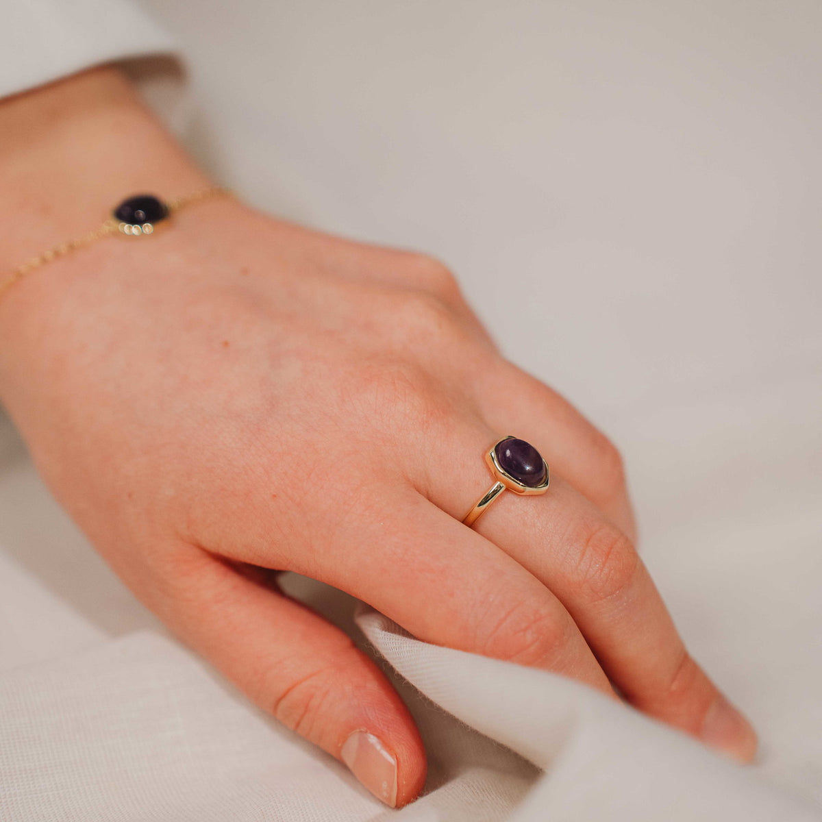 Serenity Beam ring i forgylt 925 sølv med ametyst, bilde 2 av 4