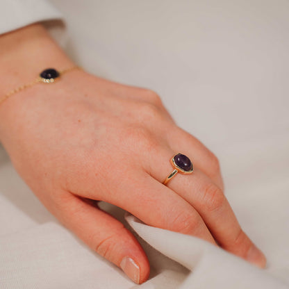 Serenity Beam ring i forgylt 925 sølv med ametyst, 2 mm bred, bilde 2 av 4