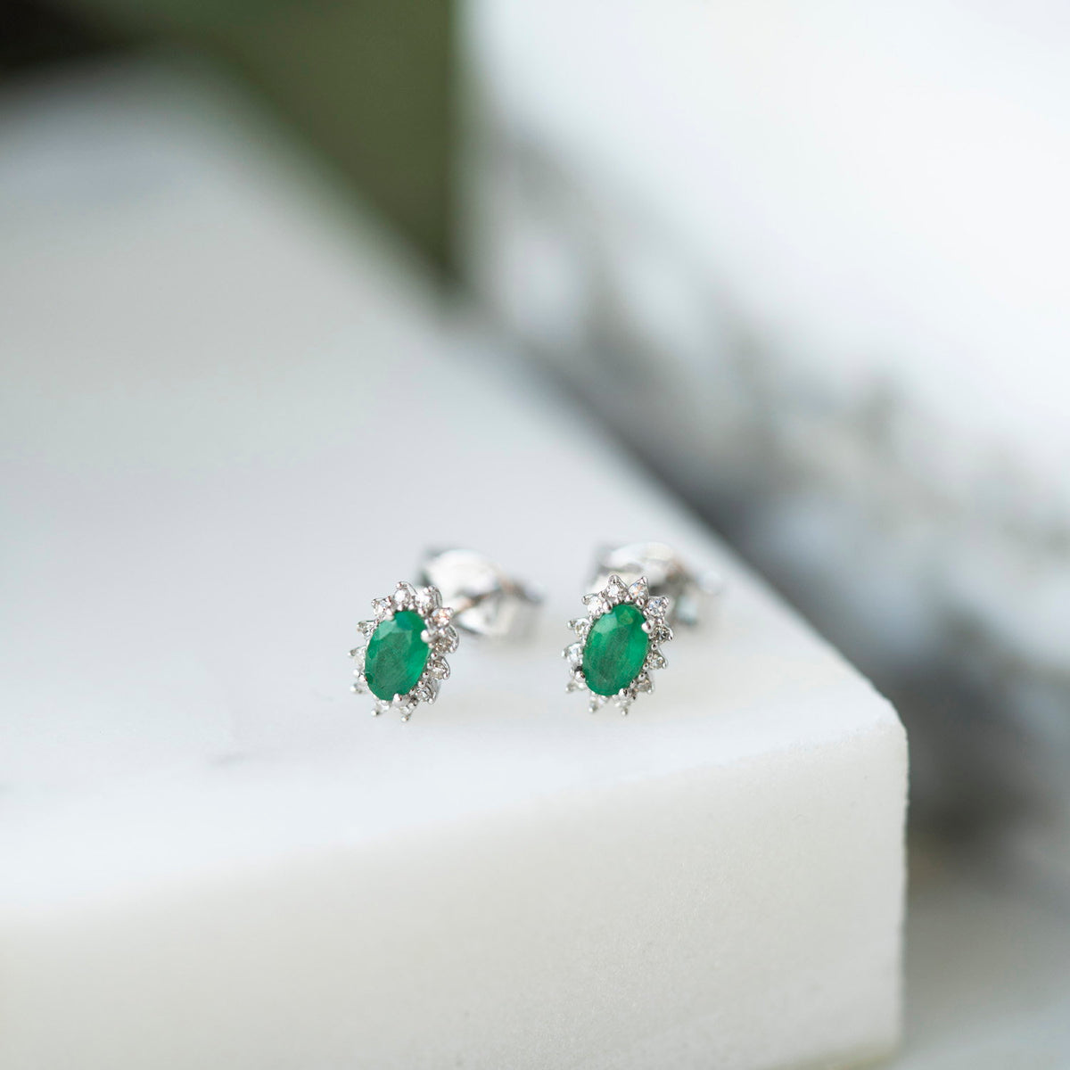 Øredobber i 14 karat hvitt gull med diamant og smaragd 0,08 ct, bilde 4 av 4
