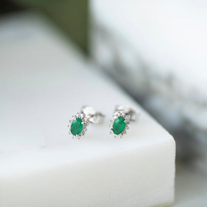 Øredobber i 14 karat hvitt gull med diamant og smaragd 0,08 ct, bilde 4 av 4
