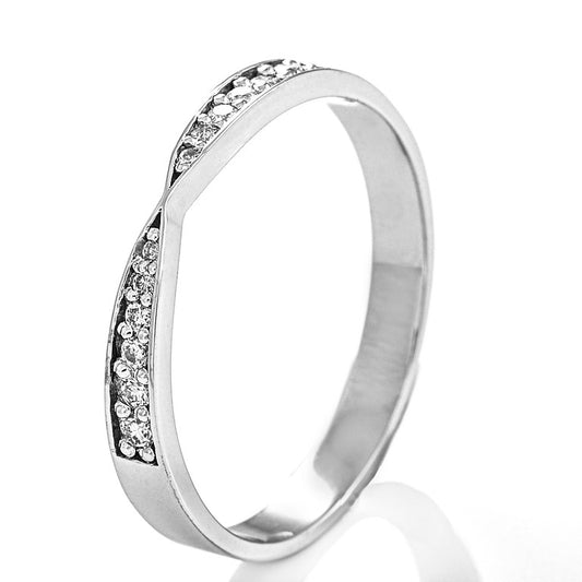 Twist ring i 585 hvitt gull med diamant 0,11 ct