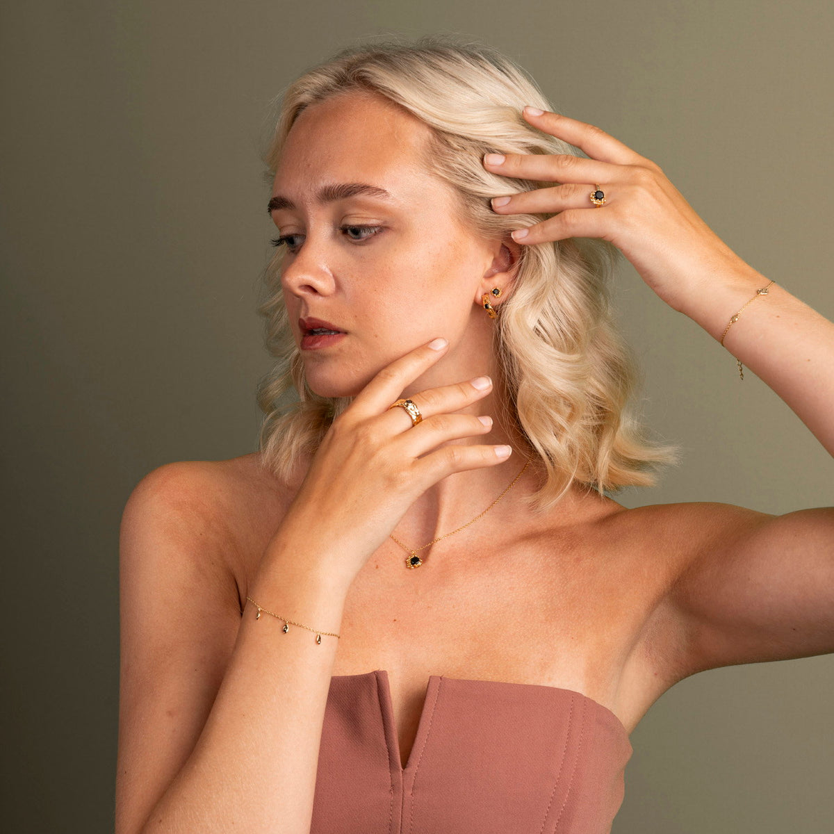Shapes øredobber i forgylt sølv med sort zirkonia, 17 mm, bilde 3 av 4