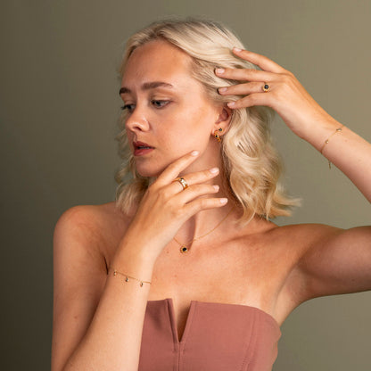 Shapes øredobber i forgylt sølv med sort zirkonia, 17 mm, bilde 3 av 4